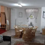 Semesterbostad Geraeumiges Haus Mit Exklusivem Schwimmbad Und Solarium- By Interhome