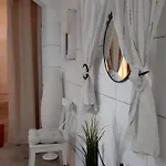 Semesterbostad Geraeumiges Haus Mit Exklusivem Schwimmbad Und Solarium- By Interhome