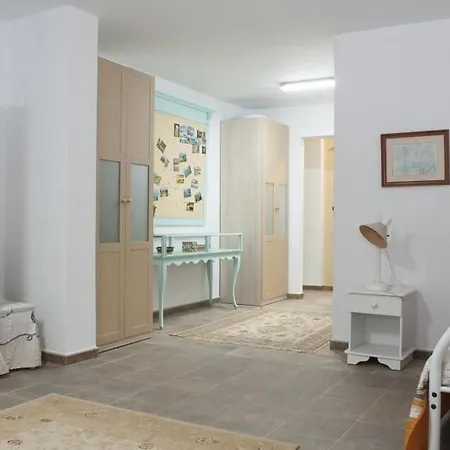 Geraeumiges Haus Mit Exklusivem Schwimmbad Und Solarium- By Interhome *