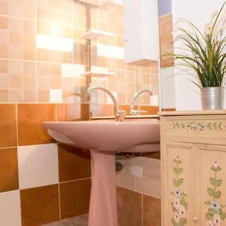 Geraeumiges Haus Mit Exklusivem Schwimmbad Und Solarium- By Interhome