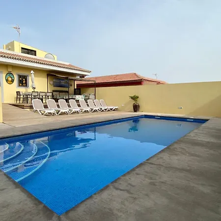 Geraeumiges Haus Mit Exklusivem Schwimmbad Und Solarium- By Interhome *
