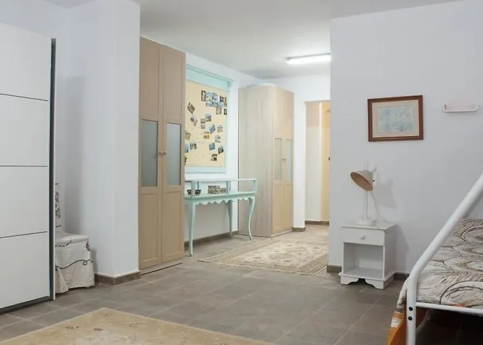 Geraeumiges Haus Mit Exklusivem Schwimmbad Und Solarium- By Interhome *