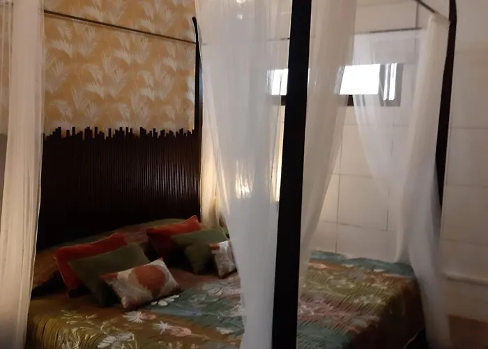 Geraeumiges Haus Mit Exklusivem Schwimmbad Und Solarium- By Interhome