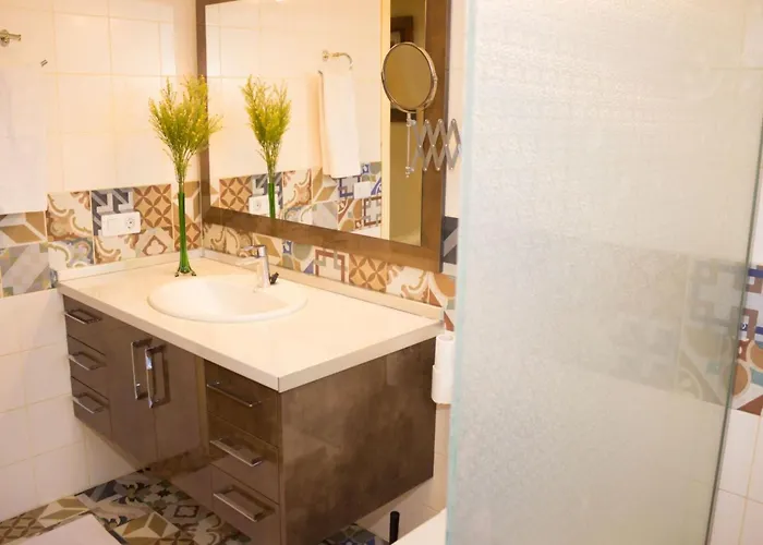 Geraeumiges Haus Mit Exklusivem Schwimmbad Und Solarium- By Interhome ラス・ガジェタス