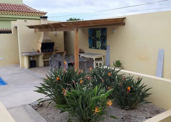 Geraeumiges Haus Mit Exklusivem Schwimmbad Und Solarium- By Interhome * ラス・ガジェタス