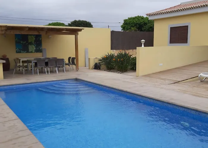 Geraeumiges Haus Mit Exklusivem Schwimmbad Und Solarium- By Interhome * ラス・ガジェタス