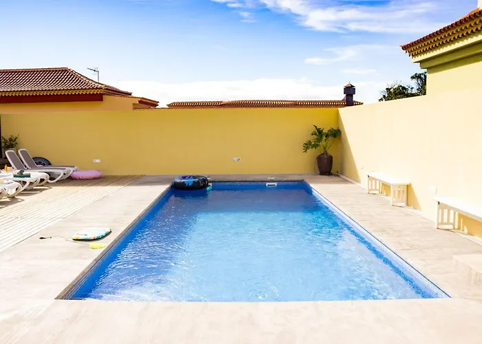 Geraeumiges Haus Mit Exklusivem Schwimmbad Und Solarium- By Interhome ラス・ガジェタス