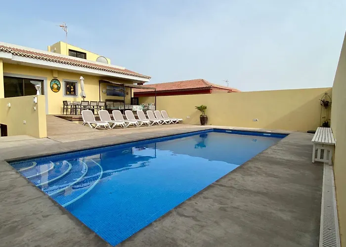 Geraeumiges Haus Mit Exklusivem Schwimmbad Und Solarium- By Interhome *