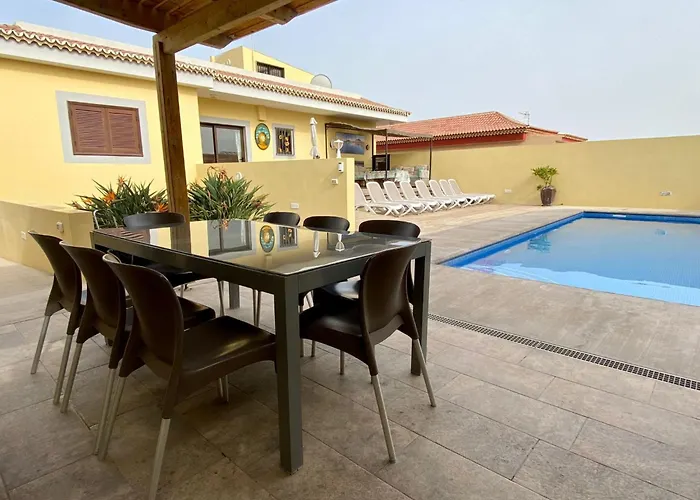 Geraeumiges Haus Mit Exklusivem Schwimmbad Und Solarium- By Interhome * ラス・ガジェタス