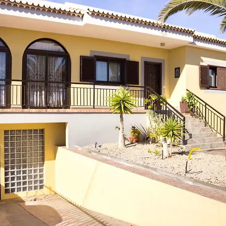 Geraeumiges Haus Mit Exklusivem Schwimmbad Und Solarium- By Interhome