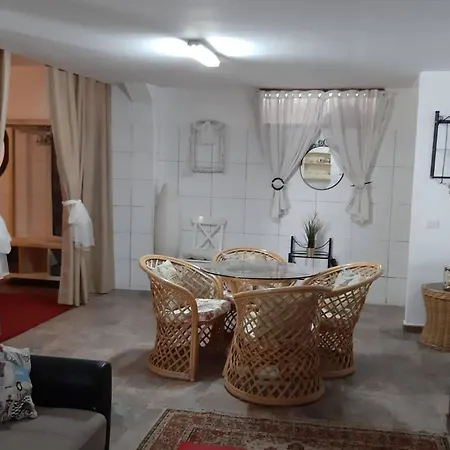 بيت للعطل Geraeumiges Haus Mit Exklusivem Schwimmbad Und Solarium- By Interhome