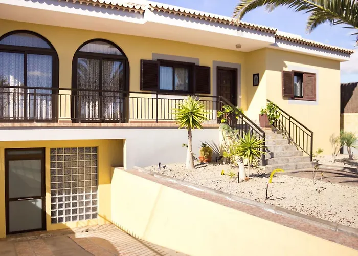 Geraeumiges Haus Mit Exklusivem Schwimmbad Und Solarium- By Interhome