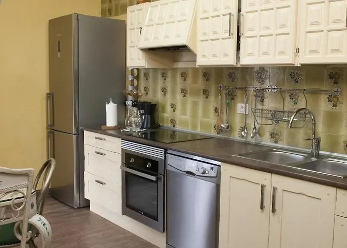 Geraeumiges Haus Mit Exklusivem Schwimmbad Und Solarium- By Interhome