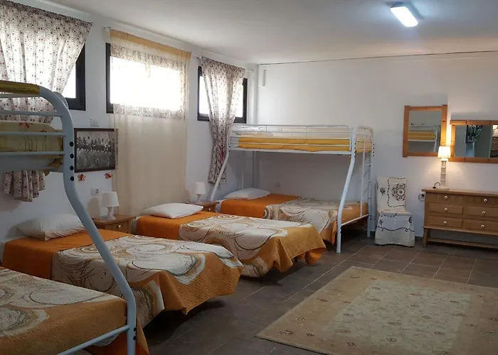 Geraeumiges Haus Mit Exklusivem Schwimmbad Und Solarium- By Interhome *