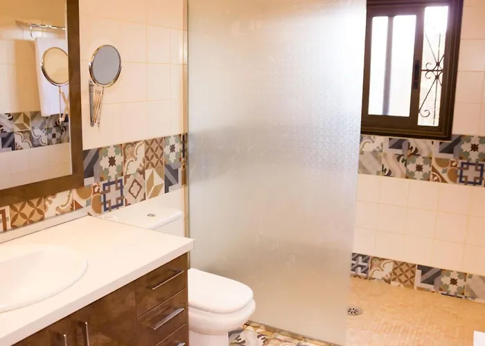 Geraeumiges Haus Mit Exklusivem Schwimmbad Und Solarium- By Interhome *